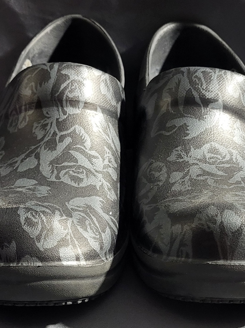 CROCS Black Floral-Pattern Clogs